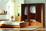 Индивидуален проект на спалня с трикрилен гардероб и етажерки 173-2618